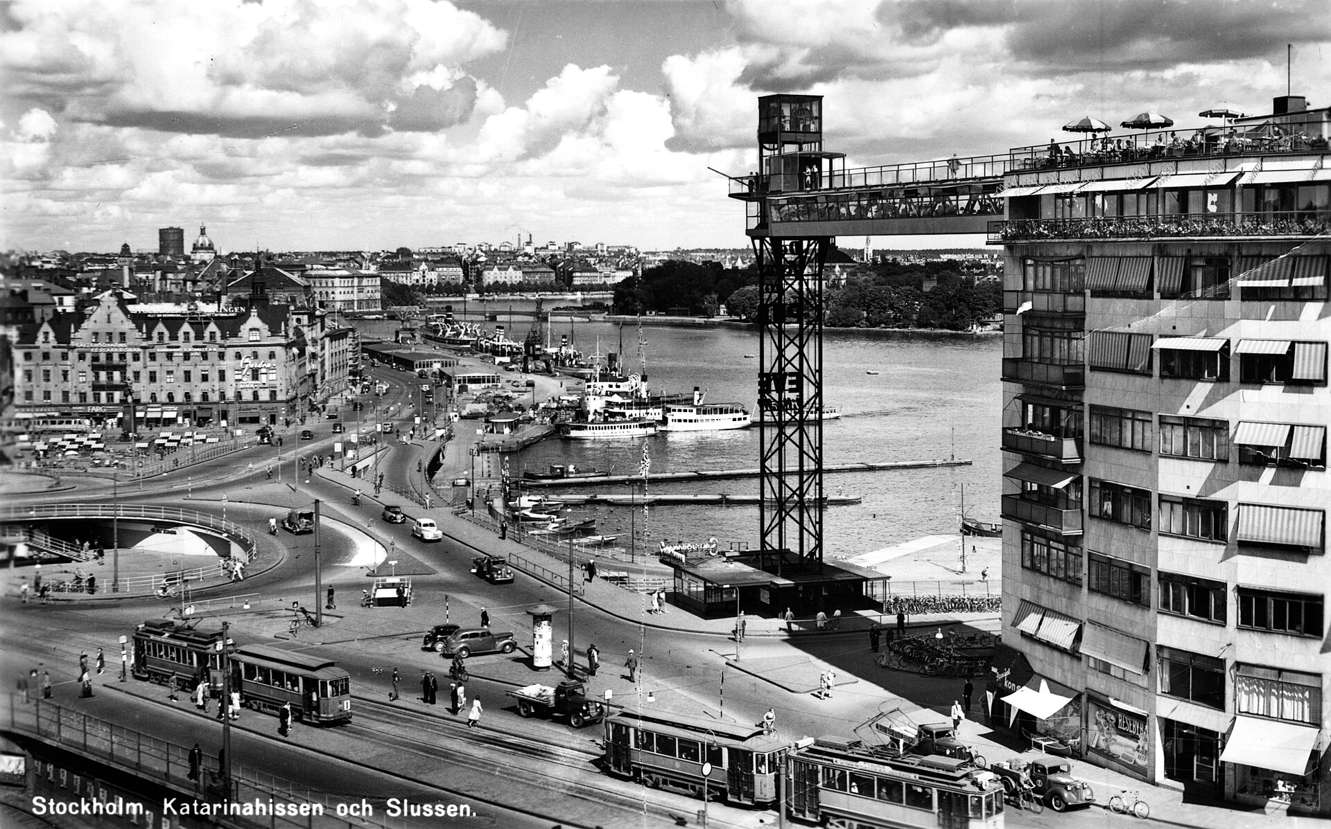 Katarinahissen och Slussen på 1950-talet, med spårvagnar och bilar i flera plan.